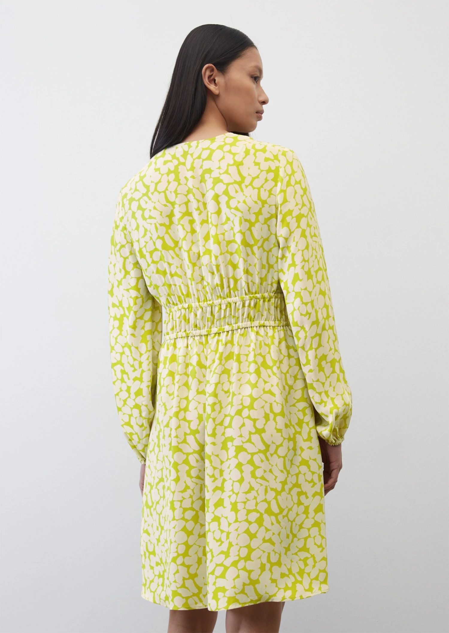 Marc O'Polo V-neck Mini Dress With An All-over Print Made From A Flowy Cupro/viscose Blend 5 Marc O'Polo V-neck Mini Dress With An All-over Print Made From A Flowy Cupro/viscose Blend – Bild 3