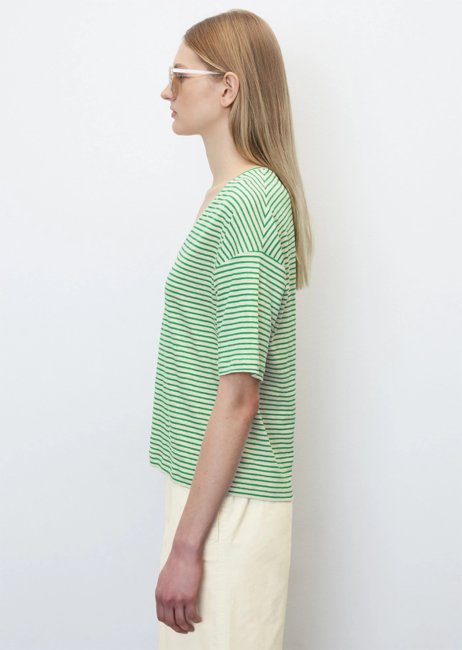 Marc O'Polo Striped V-neck T-shirt Made From Pure Linen Jersey 8 Marc O'Polo Striped V-neck T-shirt Made From Pure Linen Jersey – Bild 6