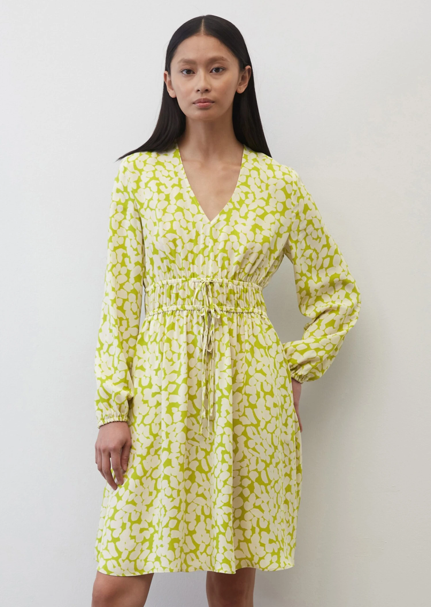 Marc O'Polo V-neck Mini Dress With An All-over Print Made From A Flowy Cupro/viscose Blend 6 Marc O'Polo V-neck Mini Dress With An All-over Print Made From A Flowy Cupro/viscose Blend – Bild 4