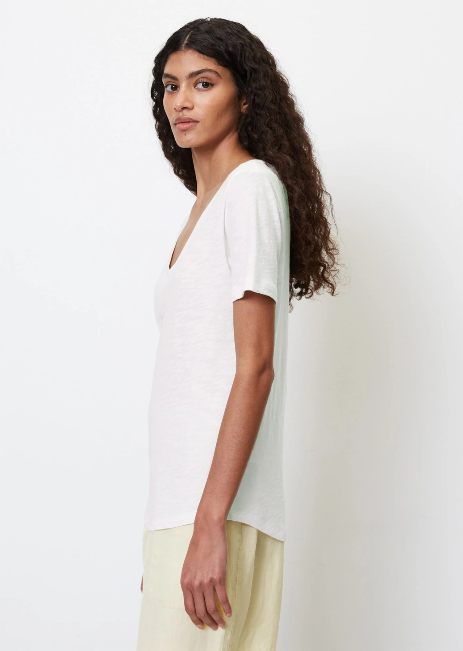 Marc O'Polo V-neck T-shirt In A Regular Fit In Organic Cotton Slub Jersey 8 Marc O'Polo V-neck T-shirt In A Regular Fit In Organic Cotton Slub Jersey – Bild 6