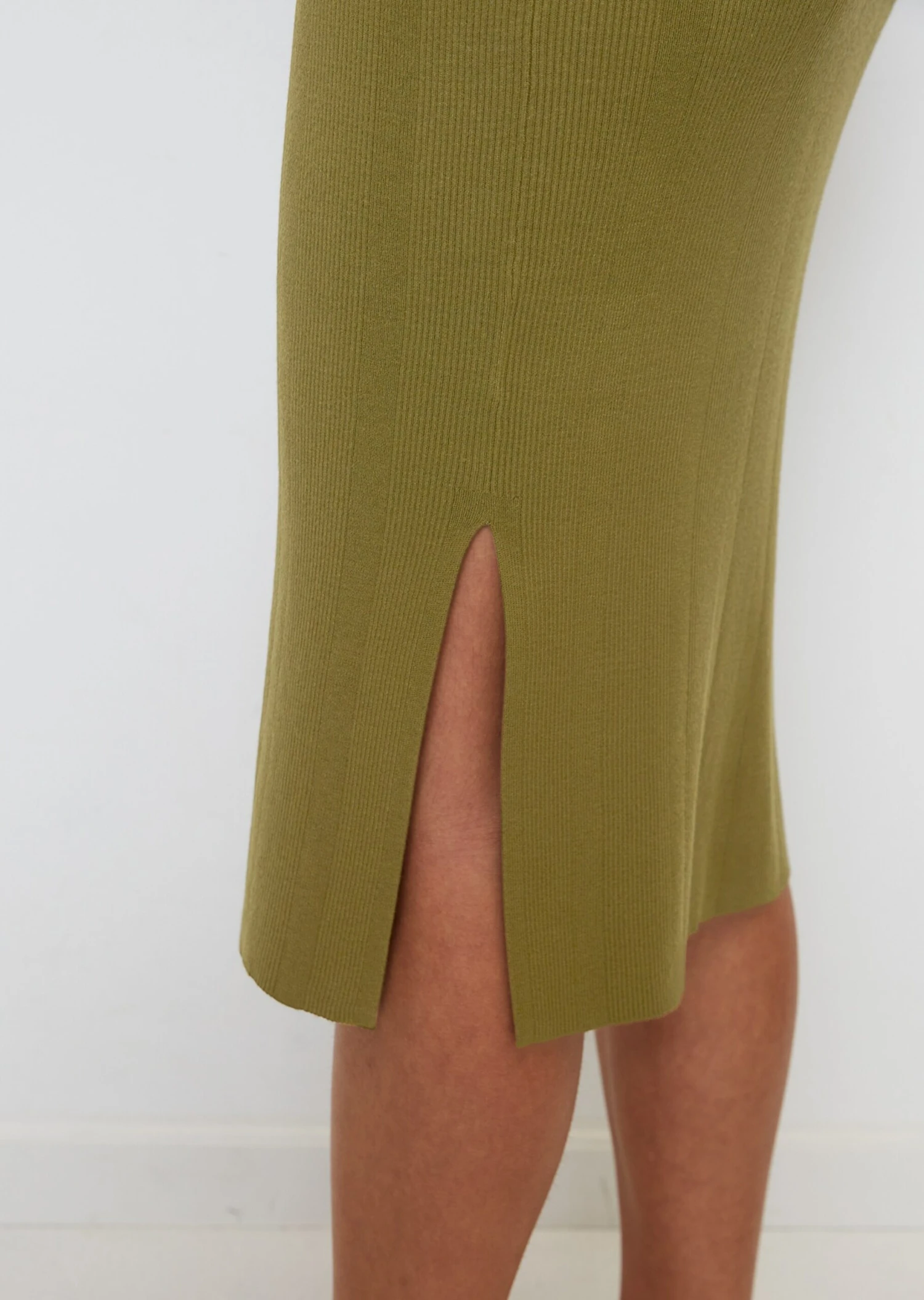 Marc O'Polo Sleeveless Fine Rib Knitted Dress Made Of Blended Viscose 7 Marc O'Polo Sleeveless Fine Rib Knitted Dress Made Of Blended Viscose – Bild 5