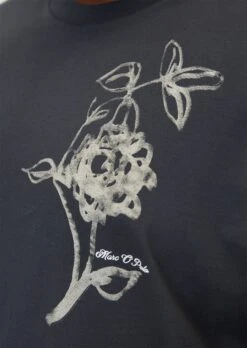 Marc O'Polo T-shirt Regular With Floral Chest Print 15 Marc O'Polo T-shirt Regular With Floral Chest Print -FashionLust Verkaufs-Shop 346f48e53e66491eb638250980346074