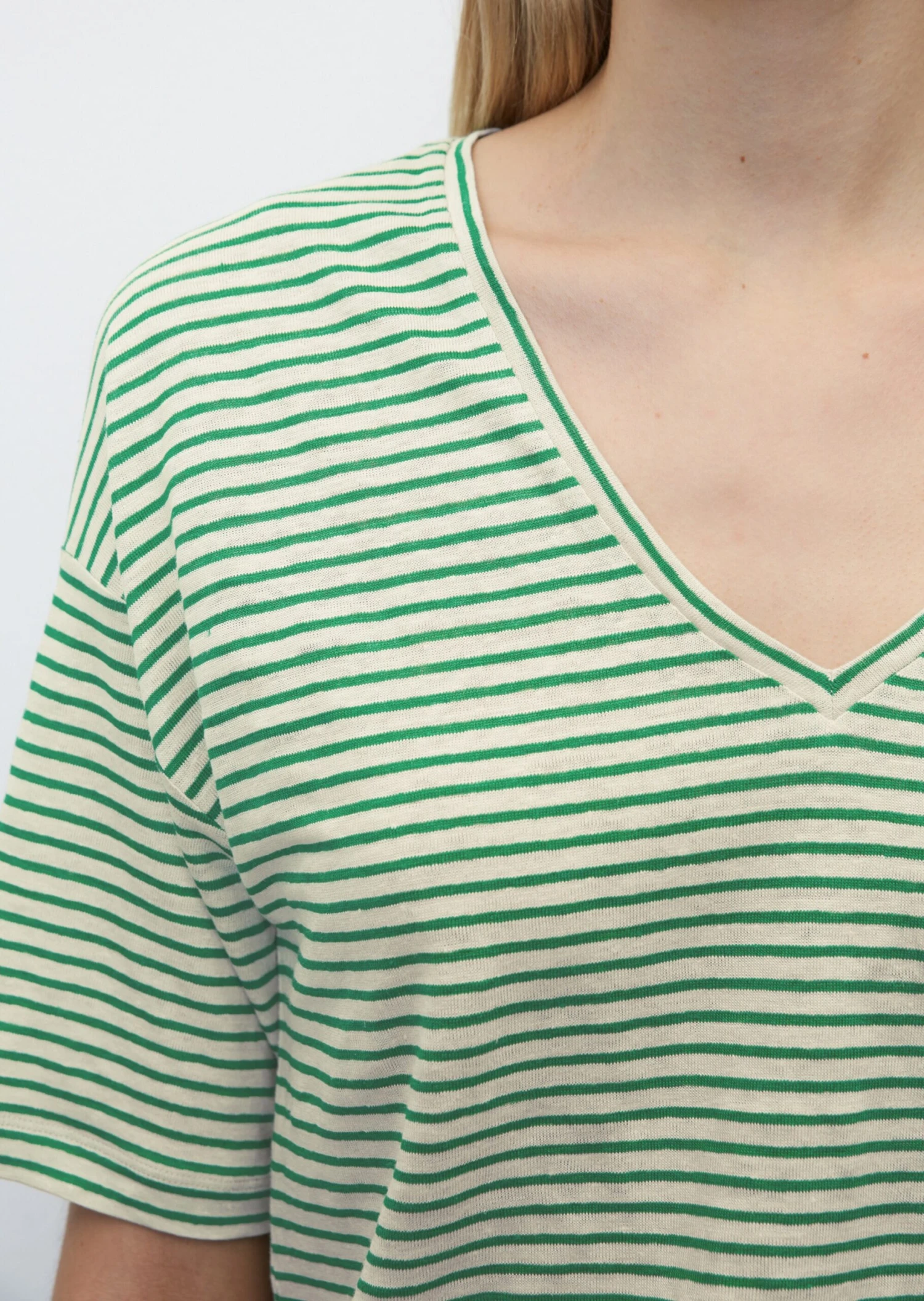Marc O'Polo Striped V-neck T-shirt Made From Pure Linen Jersey 7 Marc O'Polo Striped V-neck T-shirt Made From Pure Linen Jersey – Bild 5