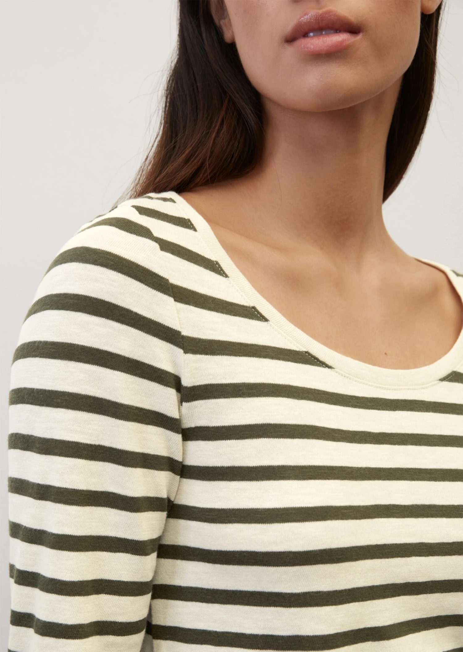 Marc O'Polo Striped Long Sleeve Top In A Loose Fit Made Of Heavy Jersey Fabric Composed Of Organic Cotton 7 Marc O'Polo Striped Long Sleeve Top In A Loose Fit Made Of Heavy Jersey Fabric Composed Of Organic Cotton – Bild 5