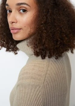 Marc O'Polo Ribbed Knit Dress With Turtleneck Made Of A New Wool And Cotton Blend -FashionLust Verkaufs-Shop 7803d2c491bee724477734abc026e533