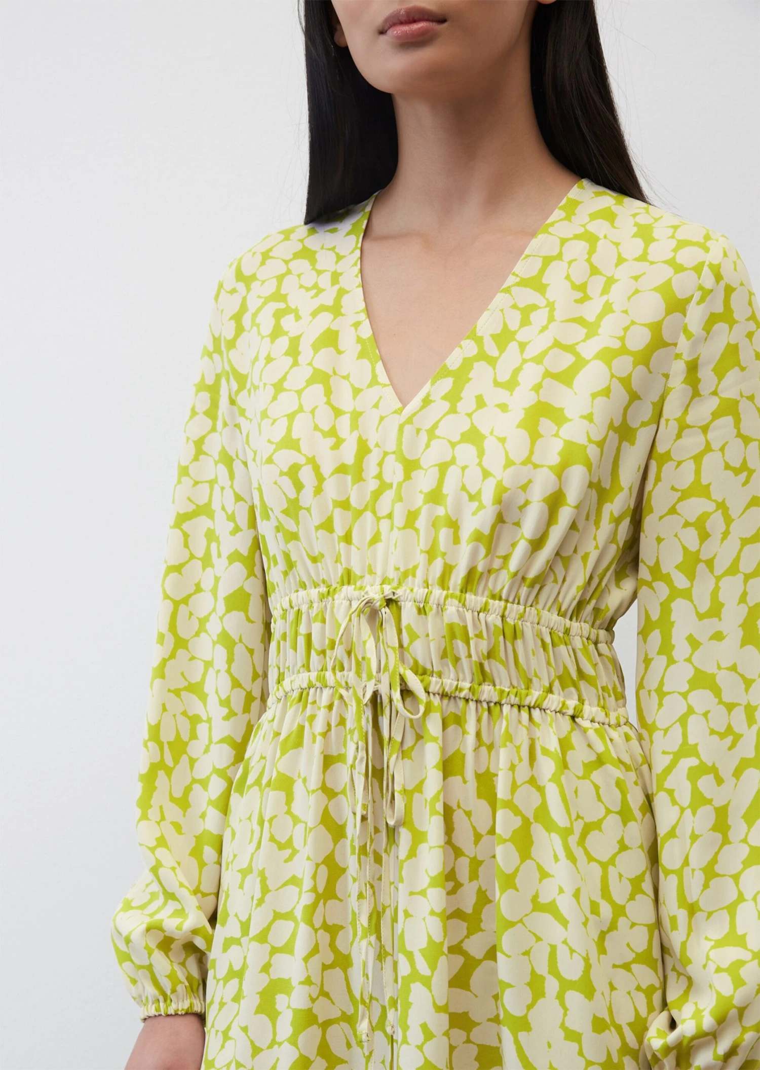 Marc O'Polo V-neck Mini Dress With An All-over Print Made From A Flowy Cupro/viscose Blend 7 Marc O'Polo V-neck Mini Dress With An All-over Print Made From A Flowy Cupro/viscose Blend – Bild 5