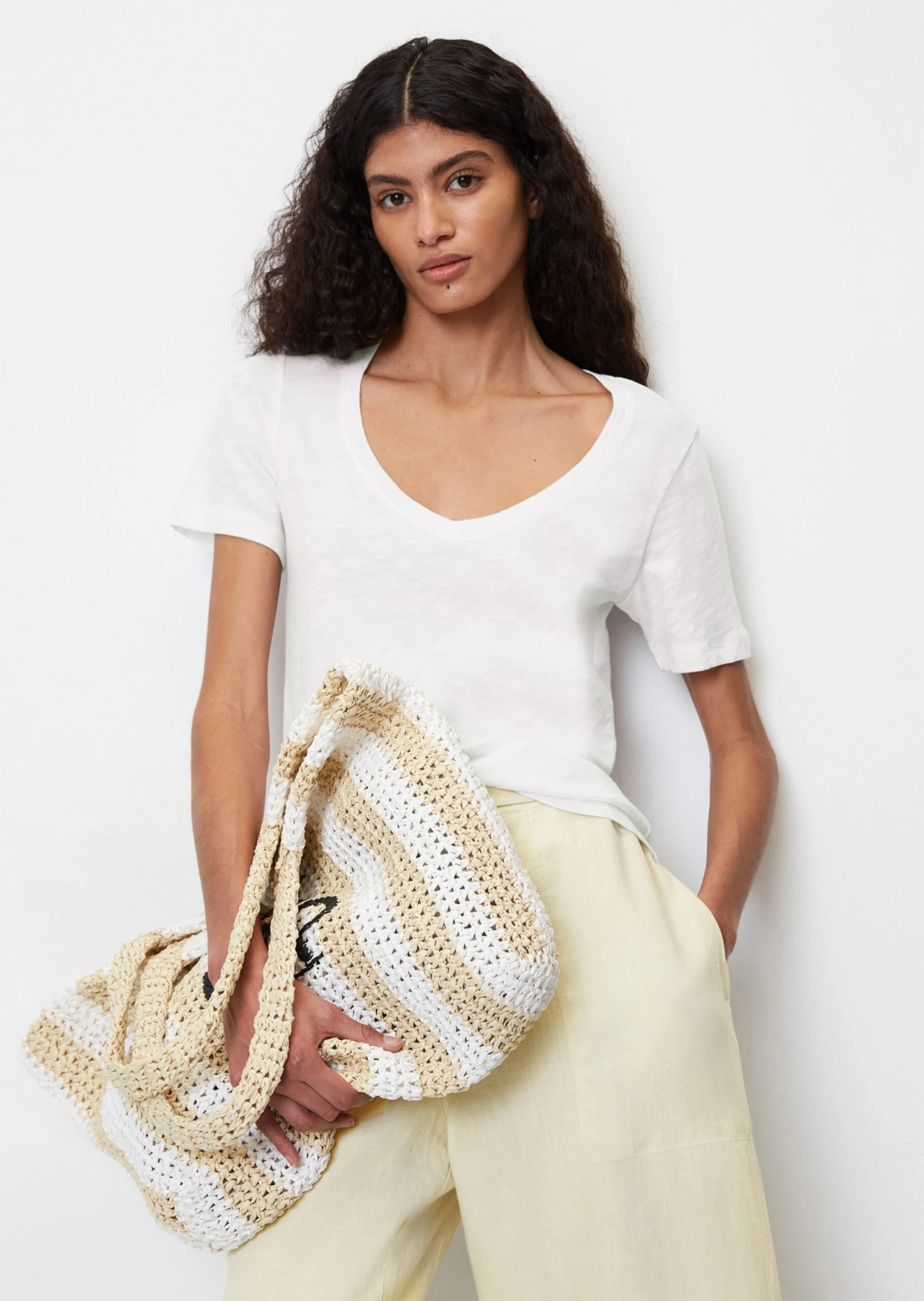 Marc O'Polo V-neck T-shirt In A Regular Fit In Organic Cotton Slub Jersey 4 Marc O'Polo V-neck T-shirt In A Regular Fit In Organic Cotton Slub Jersey – Bild 2