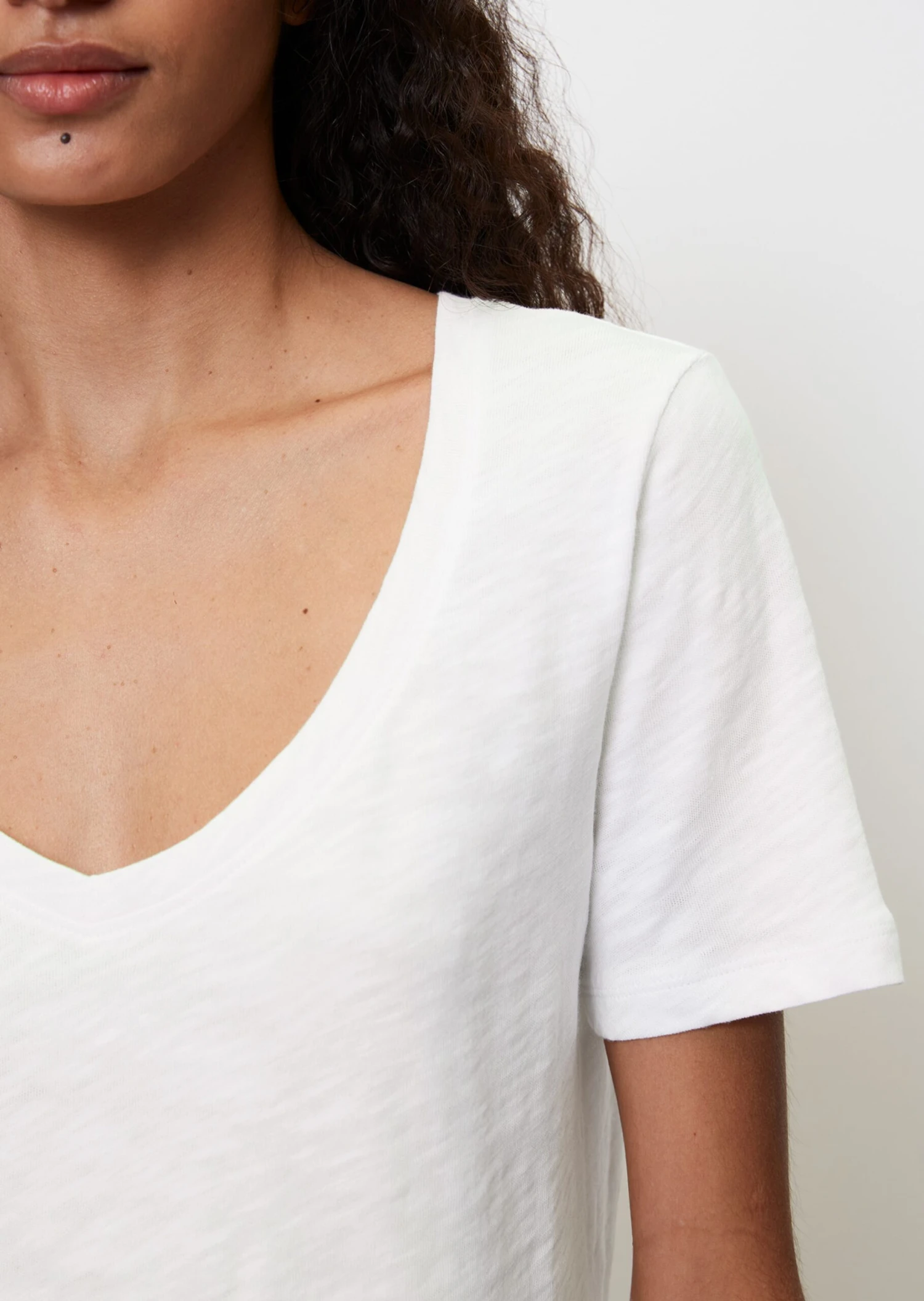 Marc O'Polo V-neck T-shirt In A Regular Fit In Organic Cotton Slub Jersey 7 Marc O'Polo V-neck T-shirt In A Regular Fit In Organic Cotton Slub Jersey – Bild 5