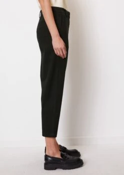 Marc O'Polo KALNI Tapered Chinos Made Of Organic Stretch Cotton -FashionLust Verkaufs-Shop b28ab18ca8ed6c3d6ebdeabca79f9ab3