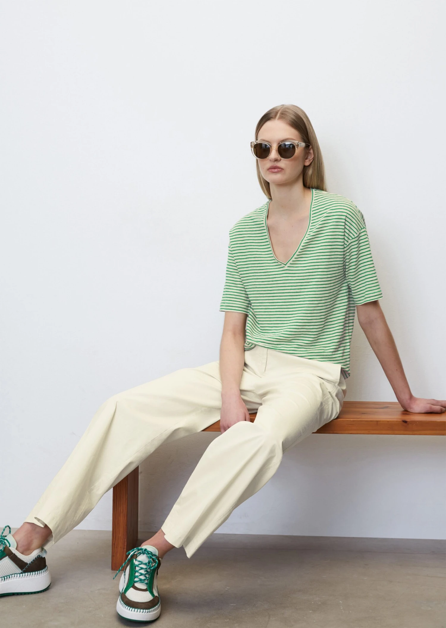 Marc O'Polo Striped V-neck T-shirt Made From Pure Linen Jersey 4 Marc O'Polo Striped V-neck T-shirt Made From Pure Linen Jersey – Bild 2