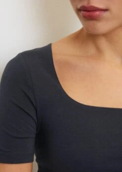 Marc O'Polo T-shirt With A Square Neckline Made Of Stretch Single Jersey -FashionLust Verkaufs-Shop bab1bfd56419ed697a54e9f19e85c233