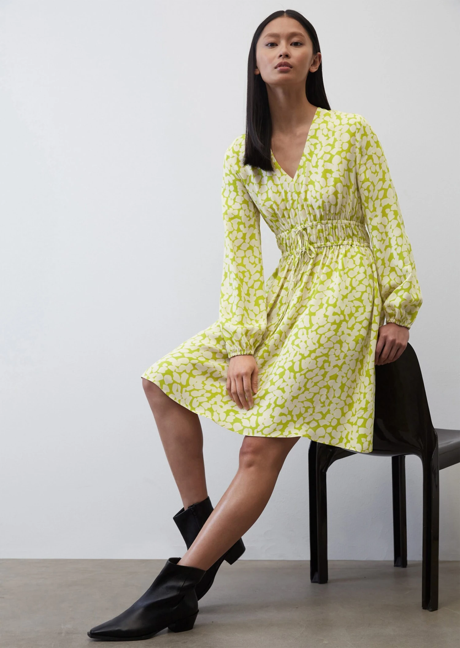 Marc O'Polo V-neck Mini Dress With An All-over Print Made From A Flowy Cupro/viscose Blend 4 Marc O'Polo V-neck Mini Dress With An All-over Print Made From A Flowy Cupro/viscose Blend – Bild 2