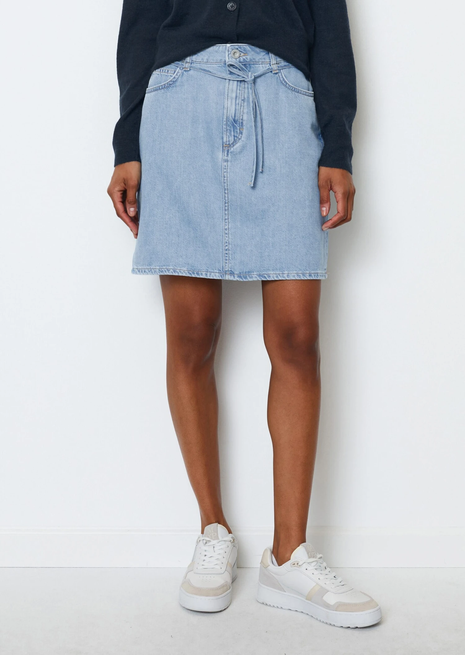 Marc O'Polo Denim Mini Skirt With Waist Belt In An Organic Cotton/lyocell Blend 6 Marc O'Polo Denim Mini Skirt With Waist Belt In An Organic Cotton/lyocell Blend – Bild 4