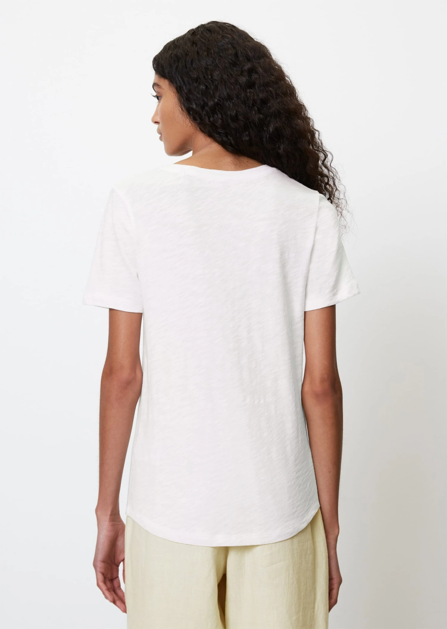 Marc O'Polo V-neck T-shirt In A Regular Fit In Organic Cotton Slub Jersey 5 Marc O'Polo V-neck T-shirt In A Regular Fit In Organic Cotton Slub Jersey – Bild 3