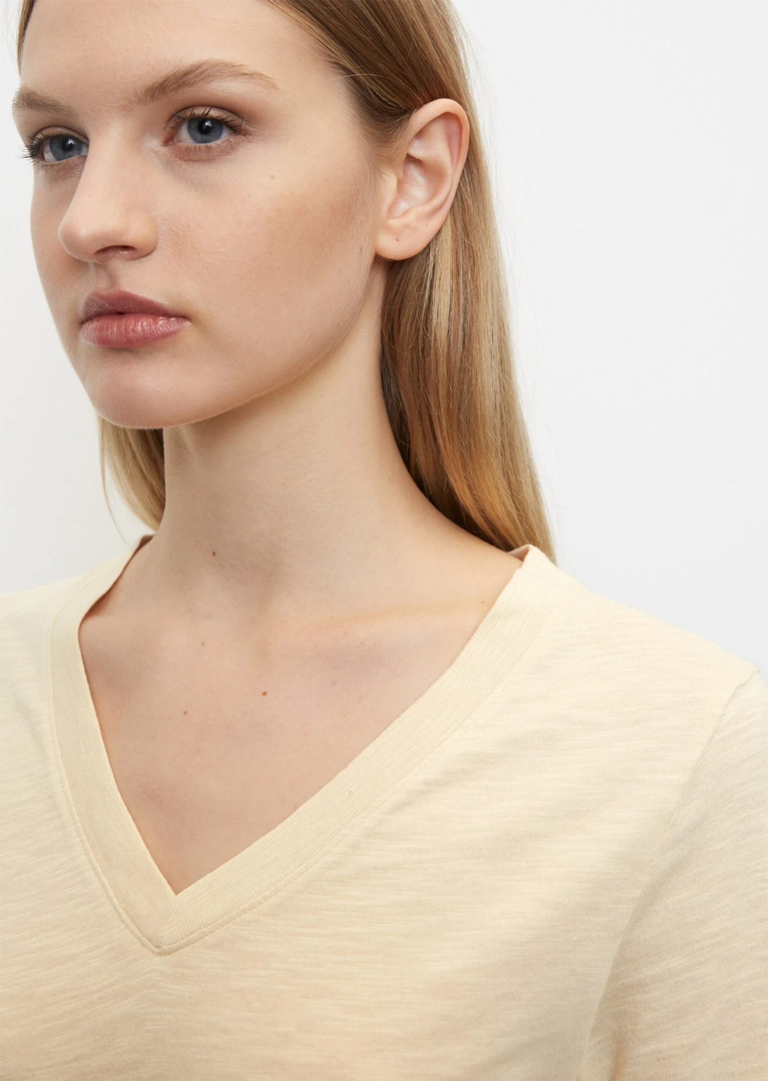 Marc O'Polo Slub Jersey V-neck T-shirt Made Of A Cotton/viscose Blend 7 Marc O'Polo Slub Jersey V-neck T-shirt Made Of A Cotton/viscose Blend – Bild 5