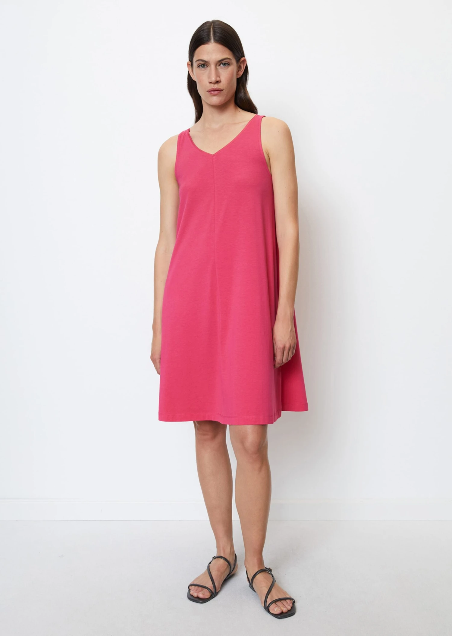 Marc O'Polo Sleeveless V-neck Jersey Dress With TENCEL™ Modal 4 Marc O'Polo Sleeveless V-neck Jersey Dress With TENCEL™ Modal – Bild 2