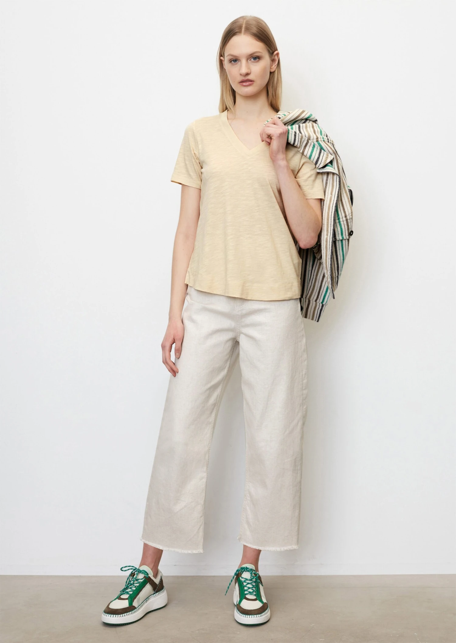 Marc O'Polo Slub Jersey V-neck T-shirt Made Of A Cotton/viscose Blend 4 Marc O'Polo Slub Jersey V-neck T-shirt Made Of A Cotton/viscose Blend – Bild 2